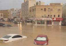 مياه الامطار تغرق شوارع مسقط في سلطنة عمان