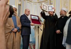 "الهباش" يُهدي نسخة من مصحف المسجد الأقصى إلى مفتي روسيا