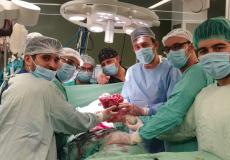 أطباء من غزة يستأصلون كتلة ورمية من مريض تزن 3 كيلو
