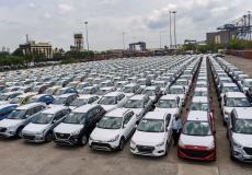 السيارات في رصيف ميناء بالمملكة العربية السعودية