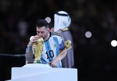 ليونيل ميسي نجم الارجنتين يقبل كأس العالم 2022