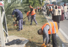 جانب من إطلاق بلدية دير البلح فعاليات حملة "بيدنا غزة جميلة"