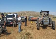 الاحتلال يستولي على جرارين زراعيين في سهل قاعون