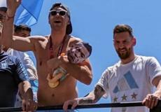 مارتينيز حاملا دمية على شكل مبابي