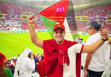ماهر زين وهو يرفع علم فلسطين في مباراة المغرب والبرتغال ضمن كأس العالم 2022