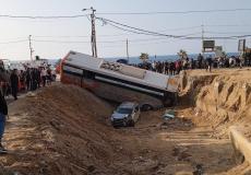 من مكان حادثة سقوط الحافلة في الحفرة