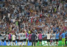 لاعبو المنتخب الارجنتيني يحتفلون مع جماهيرهم بالتأهل