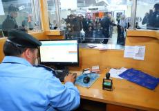 موظف بوزارة الداخلية في غزة يحصي أعداد المسافرين