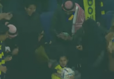 طفلة تلقتط كرة موقعة من كريستيانو رونالدو