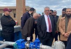 رئيس سلطة المياه مازن غنيم خلال تفقد مشاريع المياه في قطاع غزة