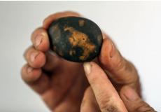 حجر السجيل الذي يمتلكه المواطن رمضان أحمد من غزة