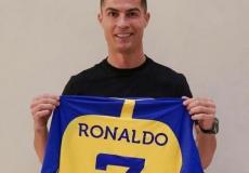 البرتغالي رونالدو يحمل قميص نادي النصر السعودي.jpg
