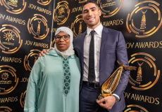 أشرف حكيمي ووالدته