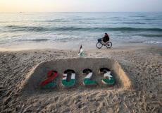 كتابة عام 2023 على شاطئ بحر مدينة غزة