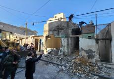 آليات تبدأ بإزالة أحد المنازل في منطقة عنق الزجاجة بمخيم الشاطئ غرب غزة