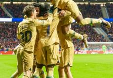 لاعبو برشلونة يحتفلون بالفوز على اتلتيكو مدريد