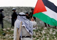 مسن يرفع علم فلسطين أمام جنود الاحتلال الإسرائيلي
