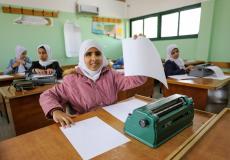 طلاب يدرسون لغة برايل بمدرسة في غزة