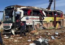 حافلة محطمة اثر حادثة أدت الى انقلابها