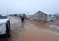 سوريون يعيشون في خيام اللاجئين