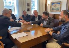 نتنياهو وغالانت وسموتريتش أثناء توقيع التفاهمات الإسرائيلية اليوم