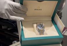 تمت سرقة ساعتي رولكس من محل مجوهرات.