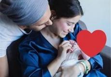 هازال كايا في المستشفى برفقة زوجها.