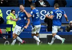 فرحة لاعبي ايفرتون بهدف الفوز على آرسنال