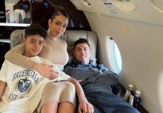 كريستيانو رونالدو مع عائلته في طائرته الخاصة