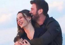 كيفانش تاتليتوغ وسيرناي ساريكايا خلال تصوير الحلقة الأولى من مسلسل العائلة