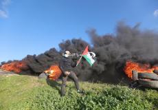 فلسطينيون يشعلون الإطارات المطاطية على حدود غزة