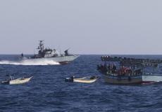 البحرية الإسرائيلية تعتقل 4 صيادين وتفجّر مركبًا قبالة خانيونس