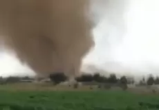 مشاهد مرعبة لإعصار قمعي في صحراء الطائف