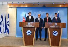 كوهين مع مسؤولين من أذربيجان