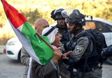 شرطة الاحتلال تواجه أحد الفلسطينيين