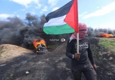 فلسطينيون يشعلون الإطارات على حدود غزة