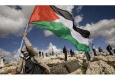 رجل يحمل علم فلسطين