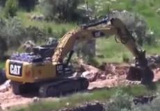 الاحتلال يواصل تجريف أراضٍ ويقتلع عشرات أشجار الزيتون غرب سلفيت