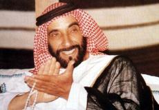 في ذكرى وفاة الشيخ زايد صورة له وهو يصفق