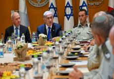 جلسة تجمع نتنياهو ووزير جيشه ورئيس الأركان