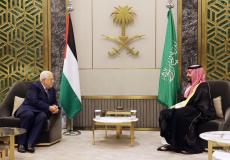 الرئيس عباس لدى اجتماعه مع ولي العهد السعودي في جدة