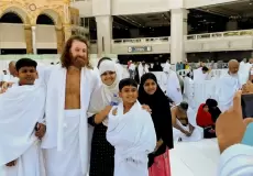 مصارع كندي يؤدي مناسك العمرة لأول مرة