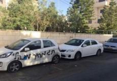 مستوطنون يحرقون مركبة ويخطّون شعارات عنصرية شمال القدس