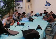 الصحفيون والصحفيات خلال تغطيتهم العدوان الإسرائيلي على غزة من داخل بيت الصحافة