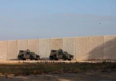 الجيش الإسرائيلي ينصب جدران دفاعية وسدود ترابية على حدود غزة