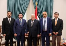 الرئيس محمود عباس خلال استقباله رئيس منتدى التعاون الإسلامي للشباب طه ايهان