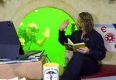 باحث يعيش تحت الماء ويقدم دروس عبر الإنترنت