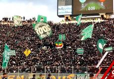 جماهير الرجاء تسخر من خسارة الوداد أمام الأهلي وتغني "سطلانة"