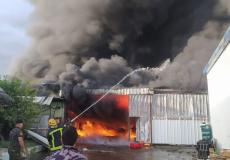 الدفاع المدني يسيطر على حريق ضخم في مصنع للمواد البلاستيكية في قلقيلية