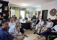 مركز شمس يطلع وفدً هولندياً على الانتهاكات الإسرائيلية للأراضي الفلسطينية